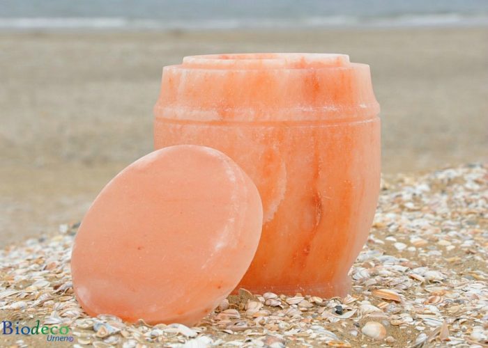 Zee-urn van Himalaya Steenzout, op het strand van Scheveningen, voor een asbijzetting in het water