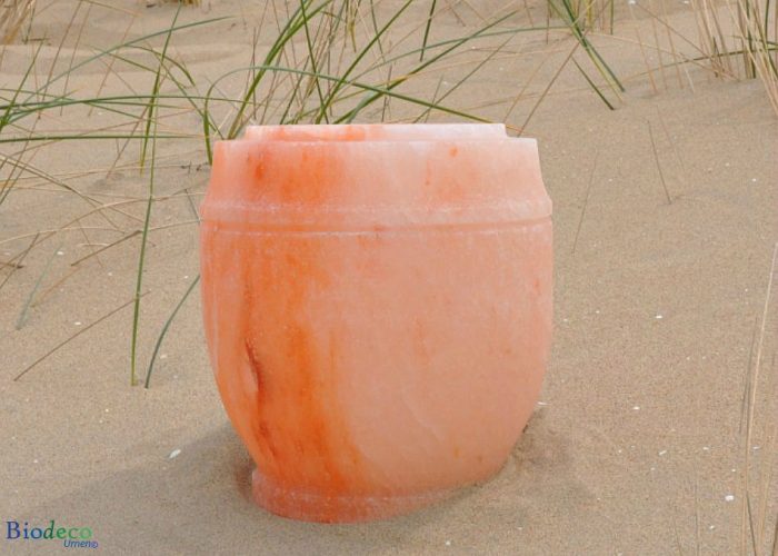 De biologisch afbreebbare zout-urn Himalaya op het strand in Scheveningen
