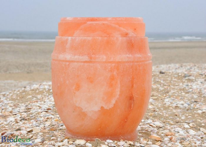 Zee-urn van Himalaya steenzout op het strand van Scheveningen, met de Noordzee op de achtergrond