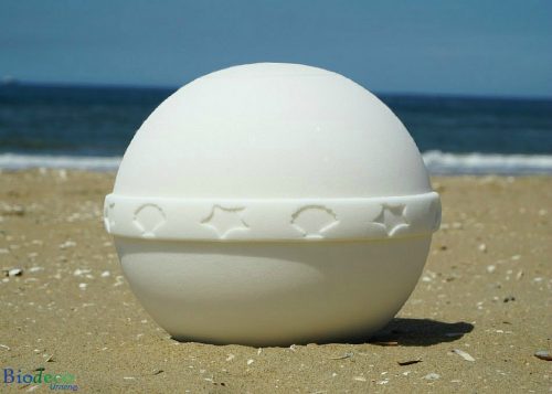 De witte zee-urn Nu Spirit met mediterrane band, op het strand van Scheveningen, gemaakt van organisch zout
