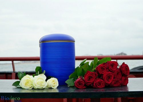 Biologisch afbreekbare zee-urn oceaanblauw, opgesteld op een schip voor asbijzetting in de Noordzee