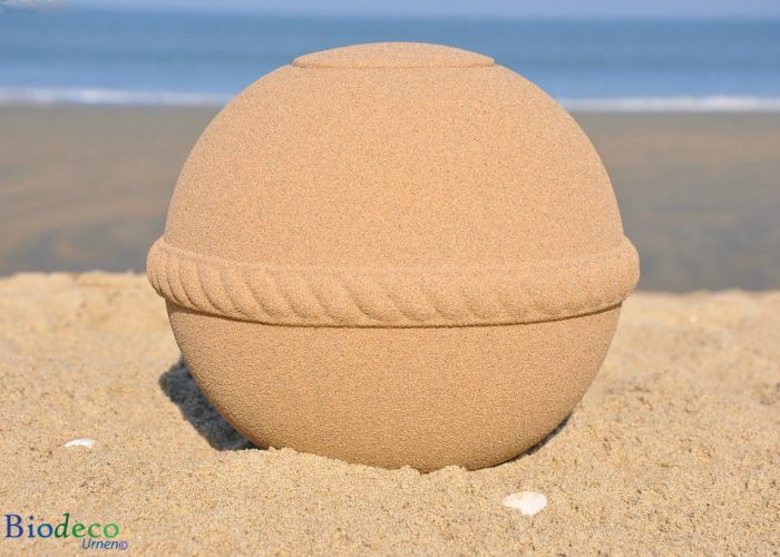 De biologisch afbreekbare Sand Round zee-urn op het strand van Scheveningen