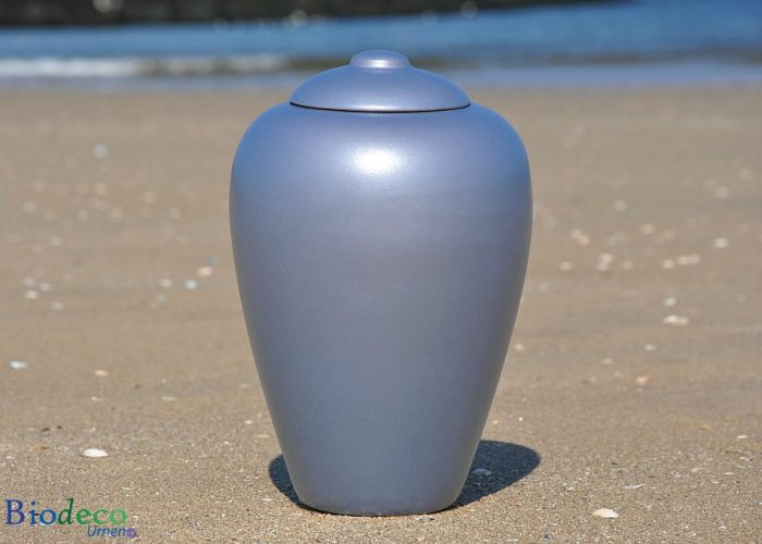 Bio-urn Classic Aqua, biologisch afbreekbare urn op het strand van Scheveningen voor de zee