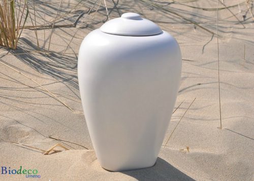 Bio-urn Classic Parel, biologisch afbreekbare urn op het strand van Hoek van Holland