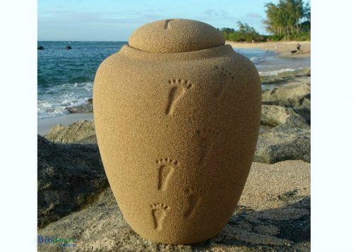 Bio-urn Ocean Sand footprints, biologisch afbreekbare urn op een rots voor de zee