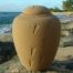 Bio-urn Ocean Sand footprints, biologisch afbreekbare urn op een rots voor de zee