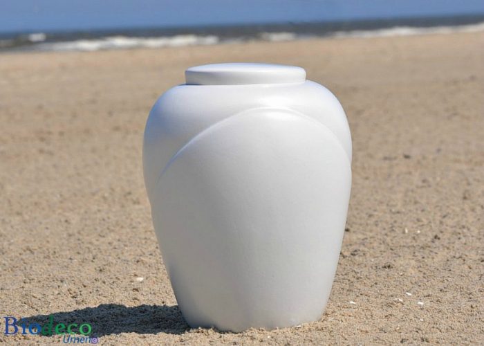 Biologisch afbreekbare zee-urn traditional Parel, op het strand van Scheveningen voor de zee