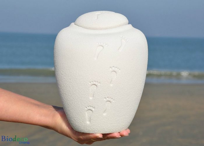 Biologisch afbreekbare zee-urn Ocean Ouartz Footprints op handen gedragen