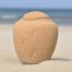 Biologisch afbreekbare mini zee-urn Ocean Sand Footprints, op het strand van Scheveningen