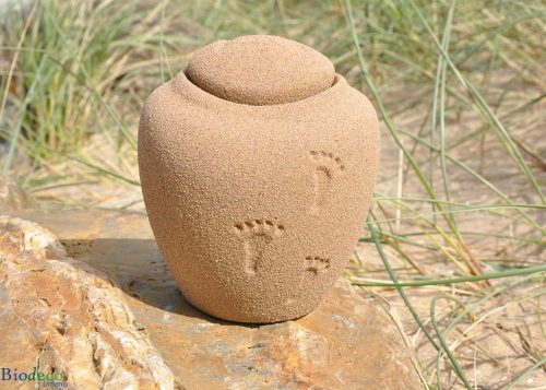 Mini zee-urn Ocean Sand Footprints, biologisch afbreekbare urn op een rots tussen helmgras