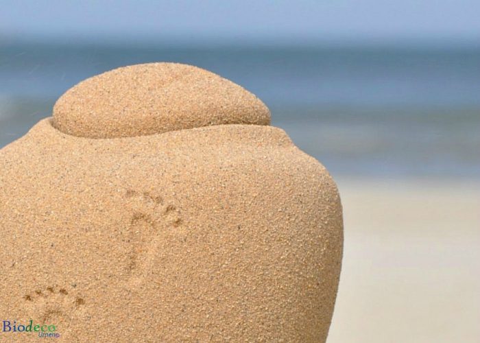 Detail van de mini zee-urn Ocean Sand footprints, biologisch afbreekbare urn
