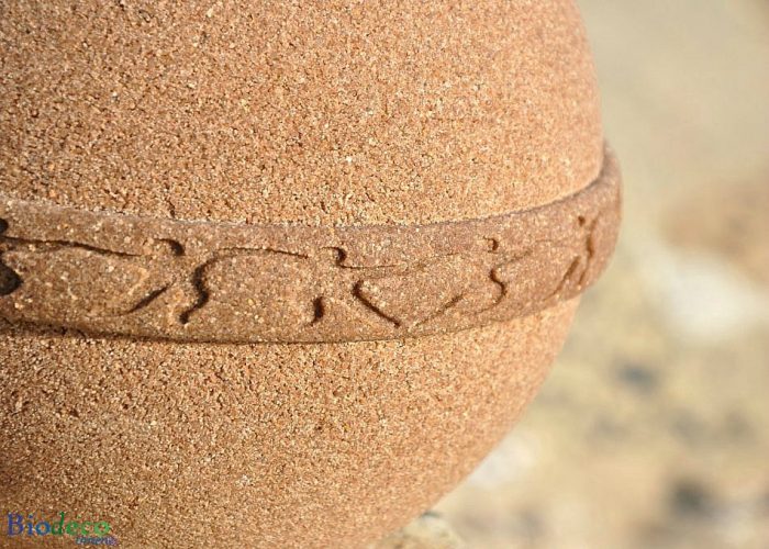 Detail van de biologisch afbreekbare eco-urn Samsara Zand, strandzand gebonden door plantaardige extracten