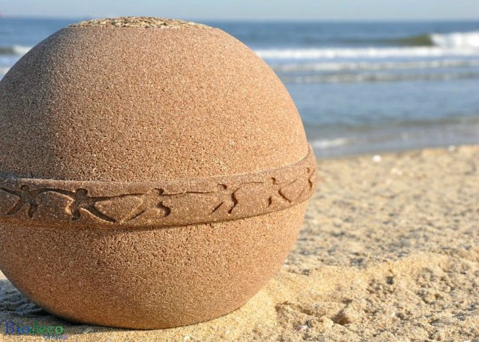 De eco-urn Samsara Zand op het strand met de Noordzee op de achtergrond, van Goudzand