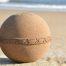 De eco-urn Samsara Zand op het strand, van Goudzand gebonden door plantaardige extracten
