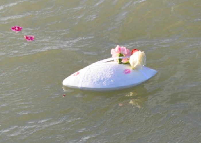 De biologisch afbreekbare zee-urn Memento Wit, drijvend in de Noordzee na een asbijzetting in het water