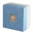 De biologisch afbreekbare urn Bloemen Boeket, bekleed met blauw handgeschept papier en ingelegd met witte papieren roosjes