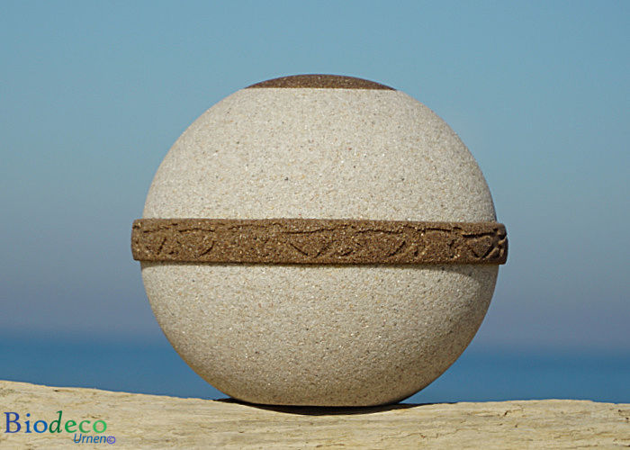 De zee- of aarde-urn Cuartzo Zand-urn, van kwarts- en strandzand. Voor een asbijzetting op zee of in de aarde