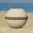 De biologisch afbreekbare zee- of aarde-urn Cuartzo Zand-urn, van kwarts- en strandzand. Voor een as-bijzetting op zee of in de aarde