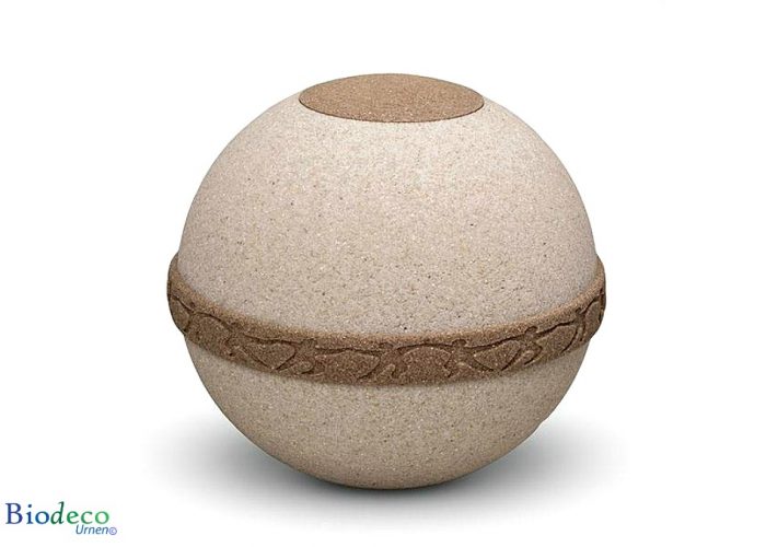 De biologisch afbreekbare zee- of aarde-urn Cuartzo Zand-urn, van kwarts- en strandzand. Voor een asbijzetting op zee of in de aarde