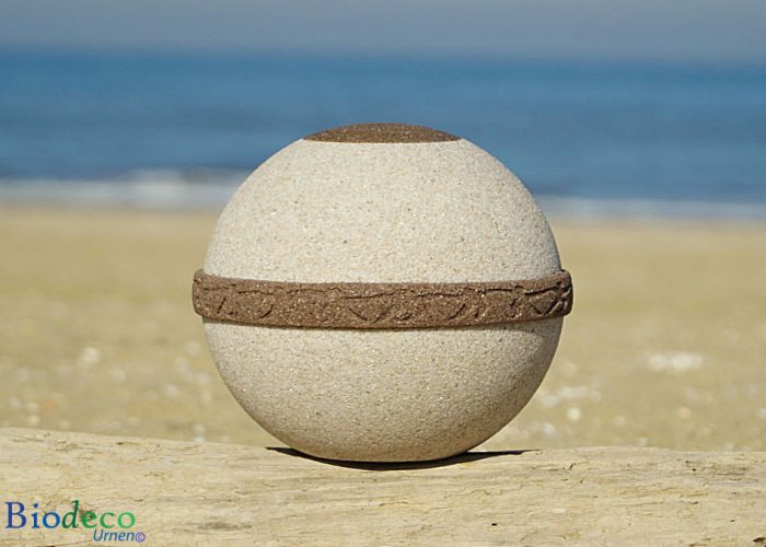 De biologisch afbreekbare zee-urn Cuartzo, gemaakt van kwarts- en strandzand. Voor een asbijzetting in het water