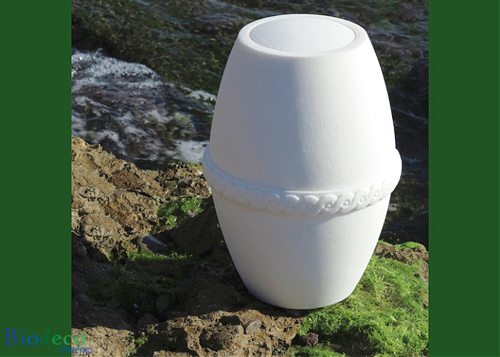 De biologisch afbreekbare zee-urn Okeanos, handgemaakt van wit strandzand. Voor een asbijzetting in het water