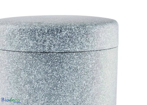 Detail van de biologisch afbreekbare zee-urn Basaltlava, zwart wit gespikkeld